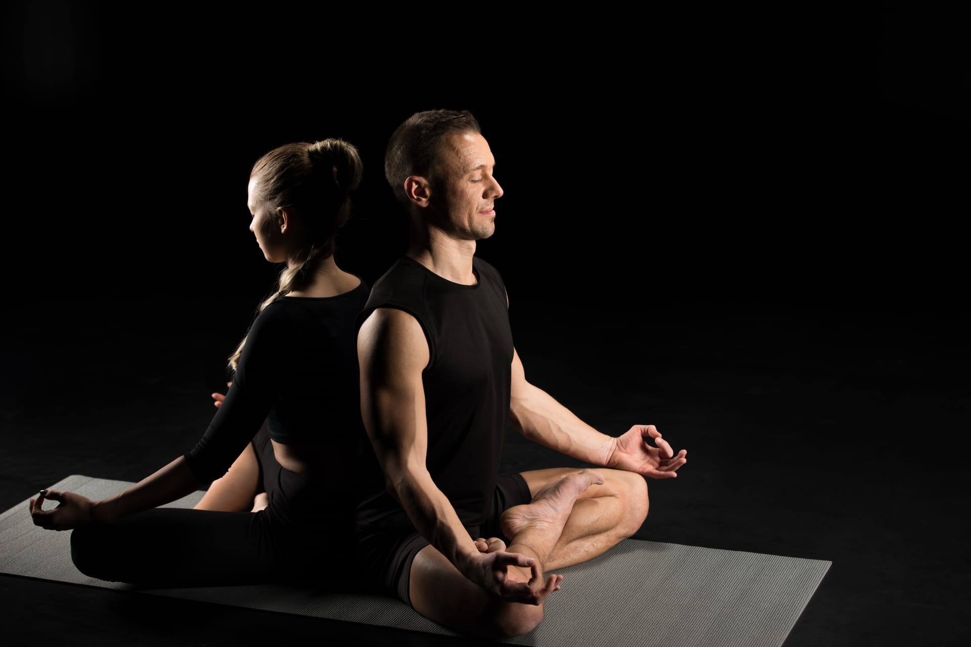 Pratica di yoga e meditazione accompagnata da oli essenziali naturali per favorire concentrazione, calma e benessere mentale