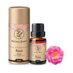 Olio essenziale di Rosa Damascena Aromabano in flacone da 5 ml con confezione elegante e fiore di rosa.