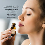 Donna che annusa olio essenziale di cannella Aroma Bano per aromaterapia ed energia