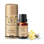 Confezione e bottiglia da 8 ml di olio essenziale di Vaniglia Aroma Bano con fiore di vaniglia e baccelli su sfondo bianco