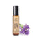 Roll-on di lavanda Aroma Bano in flacone con fiori di lavanda su sfondo bianco