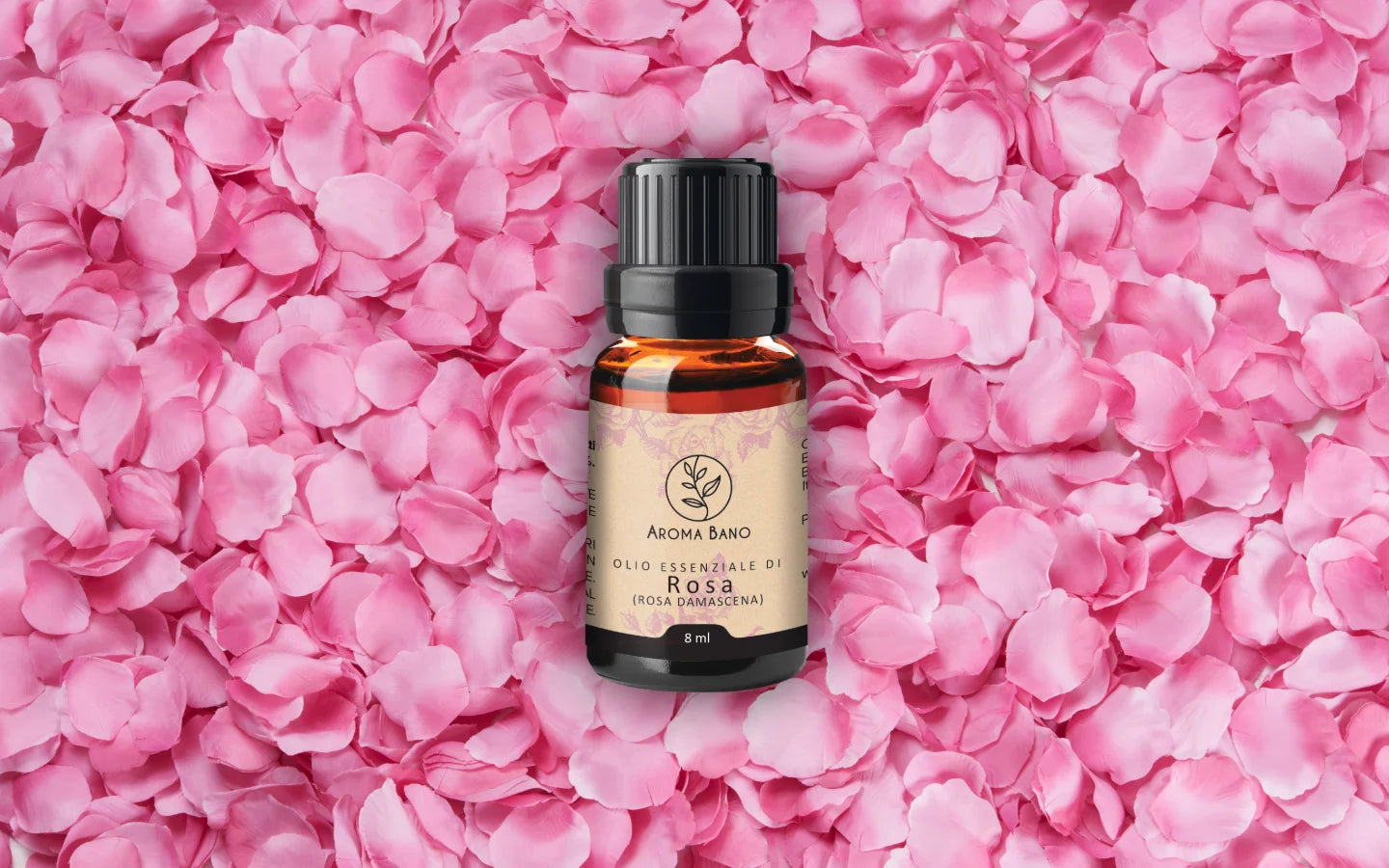 Olio essenziale di Rosa Damascena con petali di rosa damascena